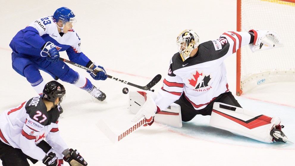 Adam Liška strieľa gól v zápase Slovensko - Kanada na MS v hokeji 2019.