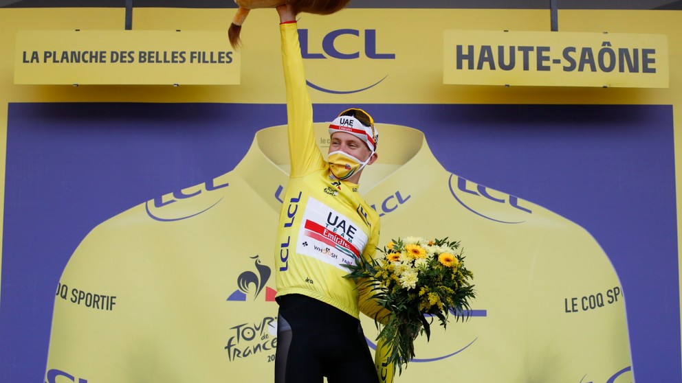 Tadej Pogačar vlastní žltý dres po 20. etape na Tour de France 2020.