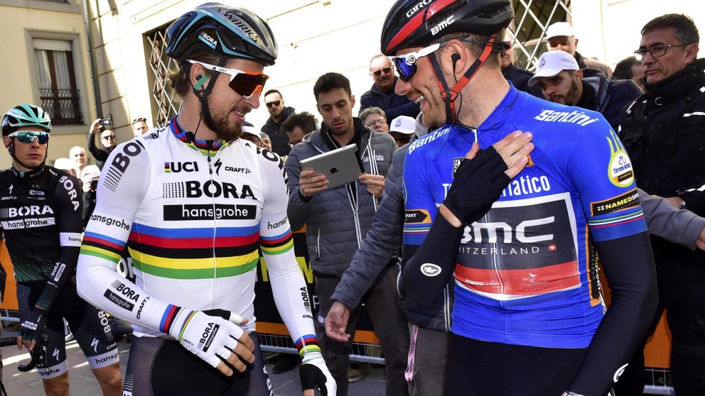 Slovenský cyklista Peter Sagan (vľavo) a líder priebežného poradia Talian Damiano Caruso z BMC sa rozprávajú pred začiatkom štartu 2. etapy pretekov Tirreno-Adriatico z Camoire do Pomarance.