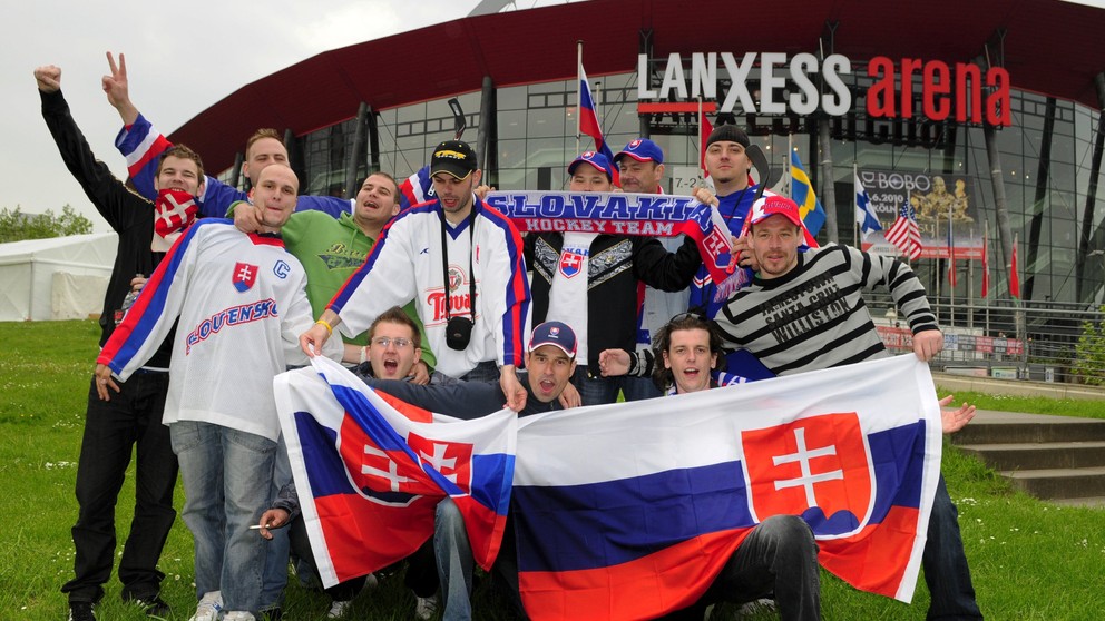 Slovenskí fanúšikovia pózujú pred kolínskou Lanxess Arenou, ktorá hostila zápasy MS v hokeji už v roku 2010. Slovenská reprezentácia v nej odohrá svoje súboje aj tento rok.