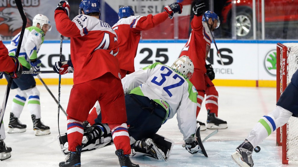 Českí hokejisti sa tešia z gólu proti Slovinsku.