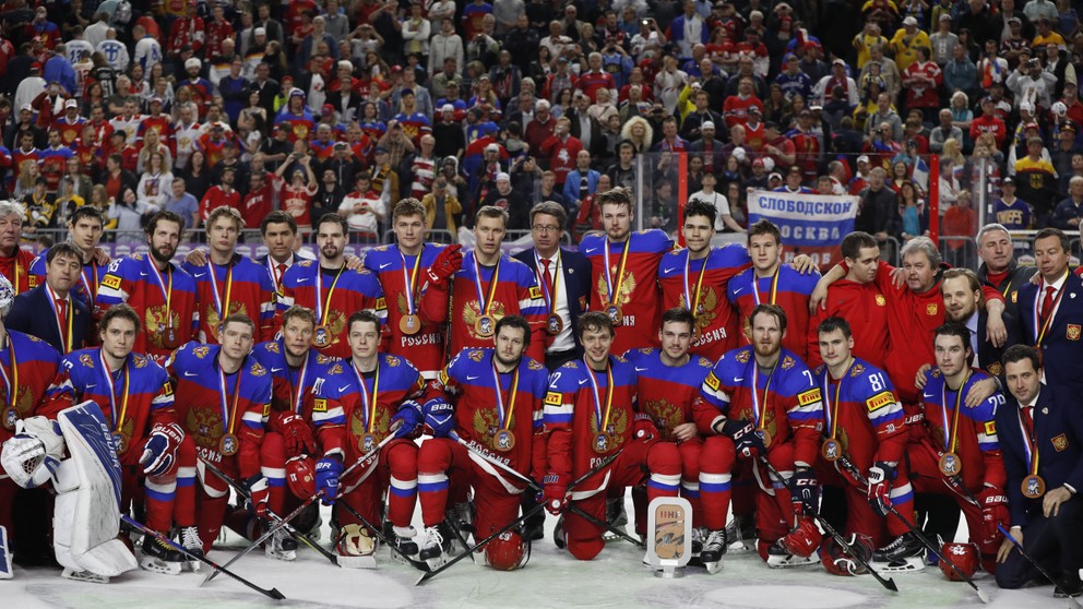 Hokejisti Ruska pózujú s bronzovými medailami.
