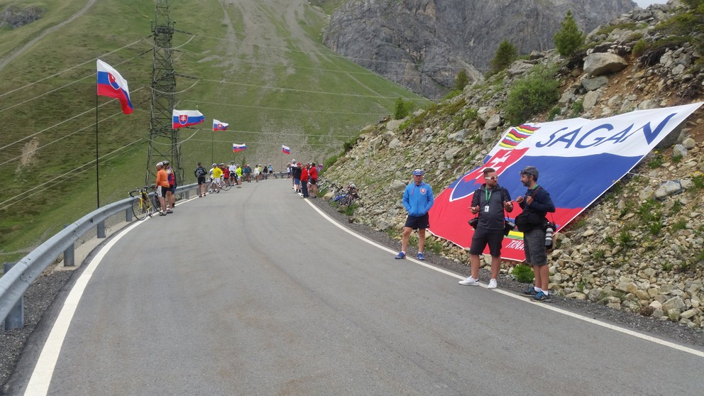 Popri trati rozmiestnia členovia fanklubu Petra Sagana 24 slovenských vlajok.