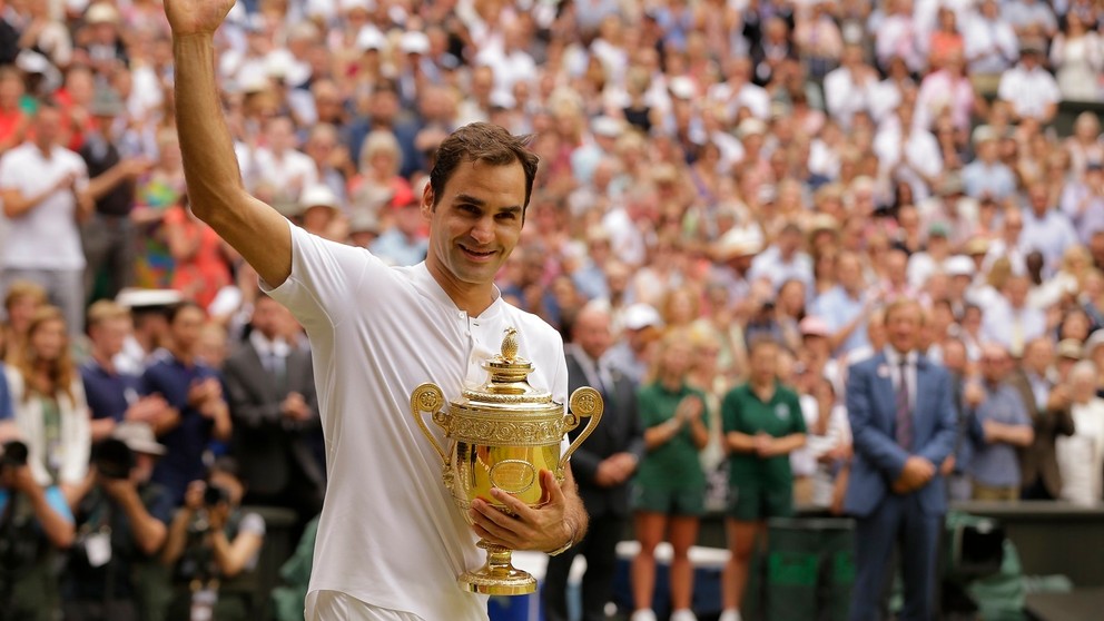 Roger Federer po zisku svojej ôsmej trofeje vo Wimbledone.