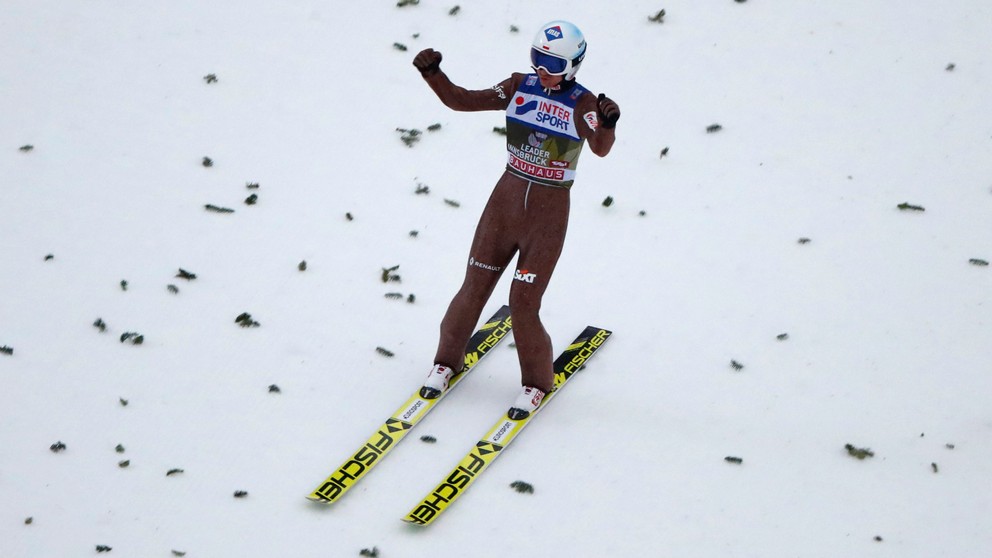 Poľský skokan na lyžiach Kamil Stoch suverénnym vyhral v Innsbrucku.