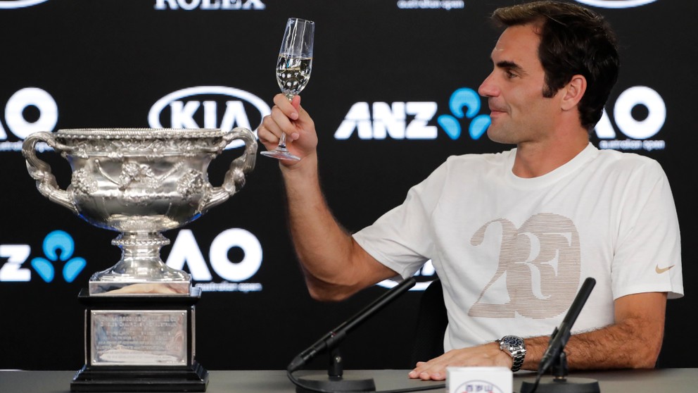 Roger Federer s trofejou pre víťaza Australian Open 2018.