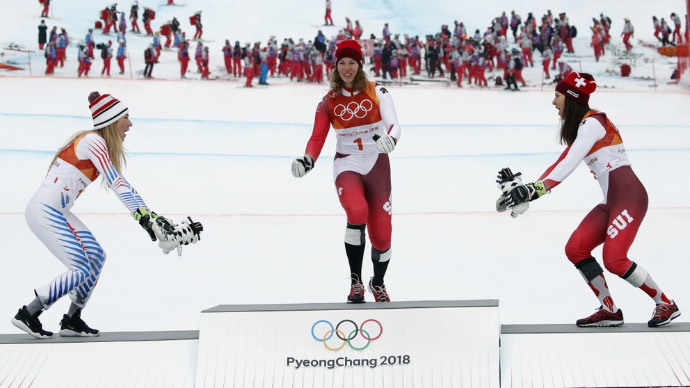 ZJAZDOVÉ LYŽOVANIE: Strieborná Američanka Mikaela Shiffrinová, vľavo, Švajčiarka Michelle Gisinová, ktorá vyhrala zlato, a druhá Švajčiarka Wendy Holdenerová, ktorá sa tešila z bronzu.