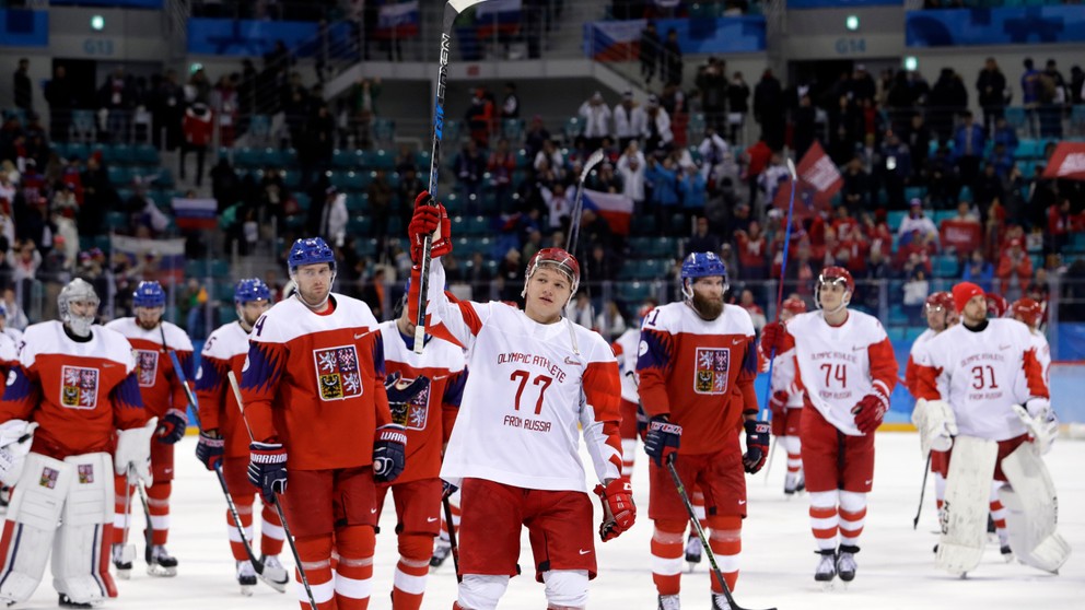 Ruskí hokejisti sa radujú z víťazstva, Česi smútia.