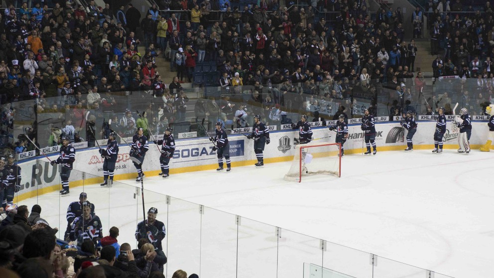 Na snímke rozlúčka hráčov Slovana s divákmi po záverečnom zápase sezóny.