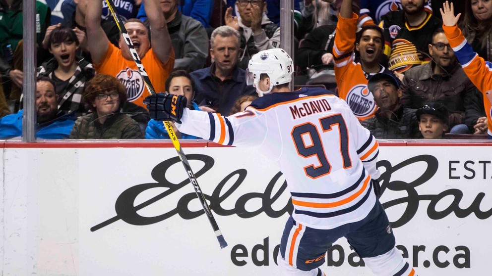 Connor McDavid sa opäť stal najproduktívnejším hráčom základnej časti NHL.