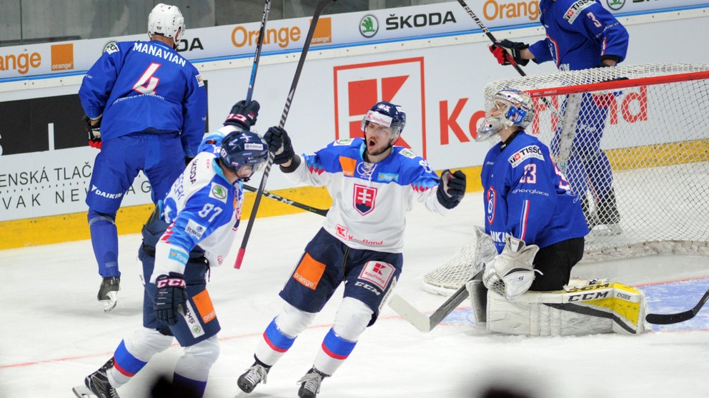 Slovenskí hokejisti sa radujú po góle Marcela Haščáka (vľavo).