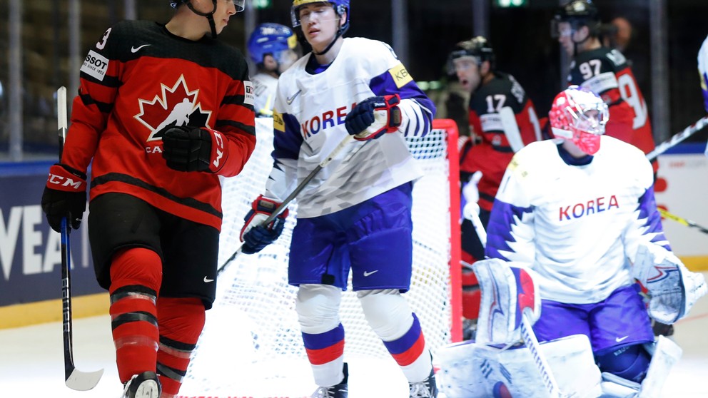 Kanaďan Ryan Nugent-Hopkins sa raduje po jednom z gólov svojho tímu.