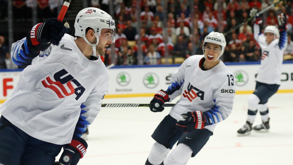 Hokejisti USA sa tešia po góle do siete Dánska.