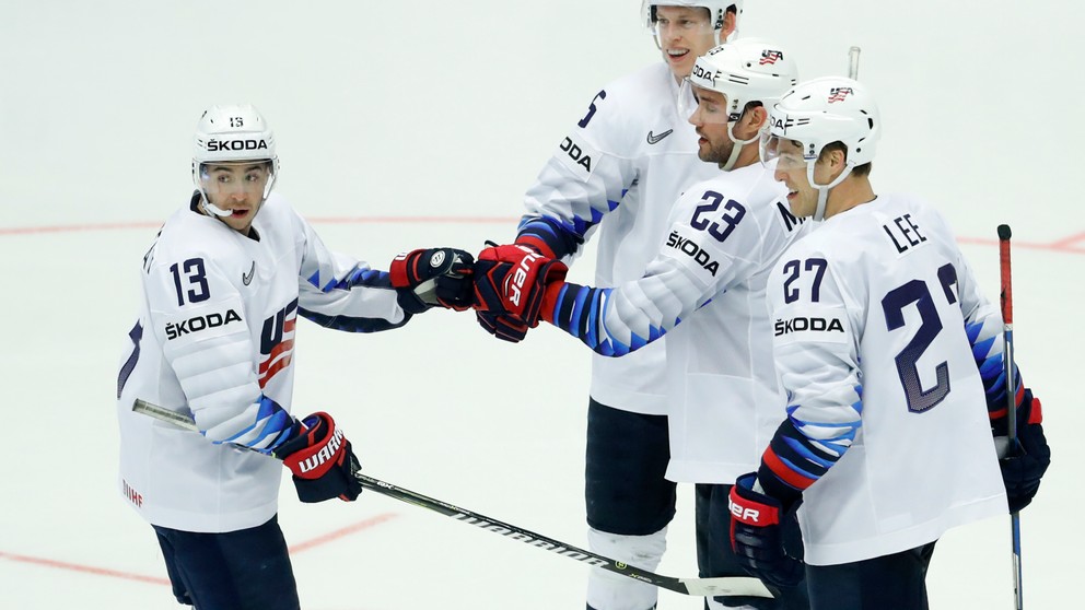 Hokejisti USA oslavujú gól do siete Nórska.