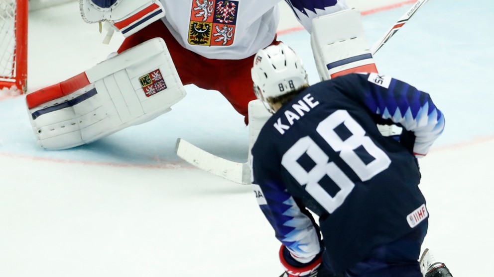 Brankára Francouza mrzí prvý gól z hokejky kapitána USA Patricka Kanea.