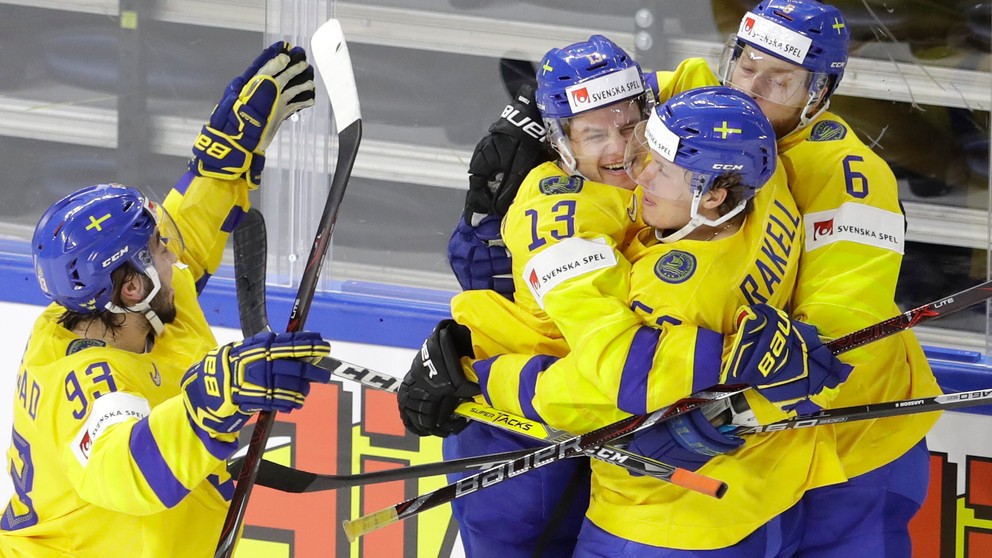 Švédski hokejisti oslavujú gól v sieti USA.