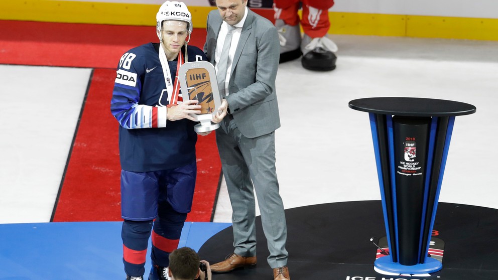 Americký kapitán Patrick Kane prijíma trofej za víťazstvo v stretnutí o bronz.