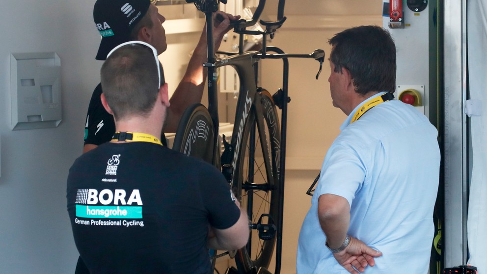 Predstaviteľ Medzinárodnej cyklistickej únie (UIC) kontroluje bicykel z tímu Bora-HansGrohe a hľadá mechanický doping po 3. etape.