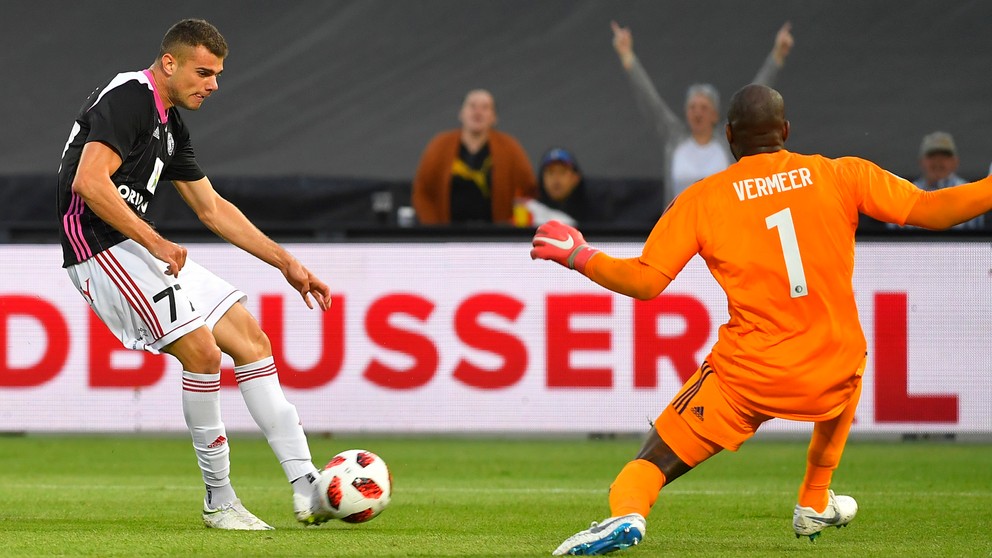 Antonio Mance (vpravo) strieľa gól Trenčína v odvetnom stretnutí proti Feyenoordu.