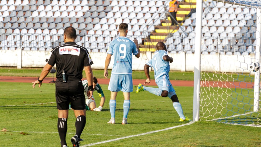 Slovanista Apau (vpravo) strieľa gól na 3:0.