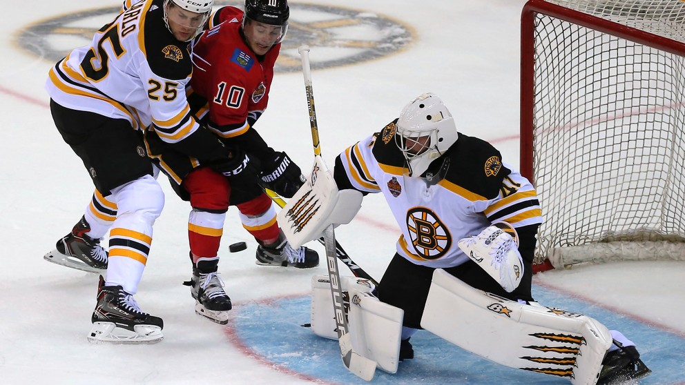 Brankár Jaroslav Halák by mal mať isté miesto v prvom tíme Bostonu Bruins.