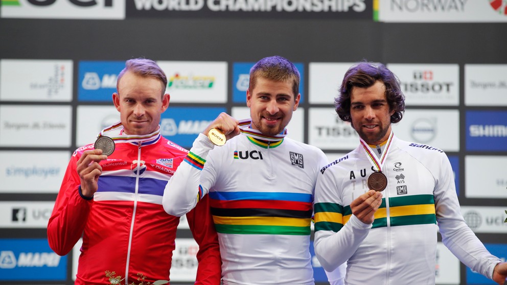 Peter Sagan (v strede) pózuje so zlatou medailou za víťazstvo v pretekoch mužov elite na MS v cyklistike 2017 v nórskom Bergene. Vľavo strieborný Nór Alexander Kristoff, vpravo bronzový Austrálčan Michael Matthews.