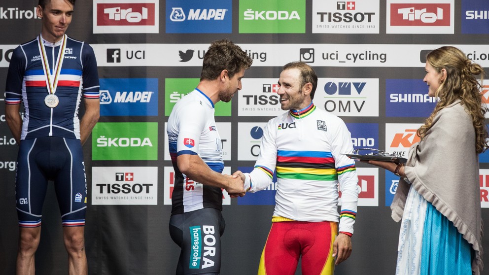 Peter Sagan (vľavo) dal symbolicky medailu pre majstra sveta na krk Alejandrovi Valverdemu.