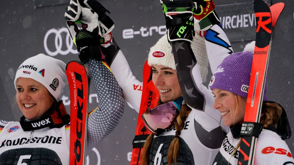 Američanka Mikaela Shiffrinová (v strede) sa raduje z ďalšieho víťazstva. Vľavo Nemka Viktoria Rebensburgová a vpravo Francúzka Tessa Worleyová.