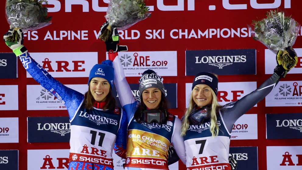 Zľava strieborná Petra Vlhová, zlatá Wendy Holdenerová a bronzová Ragnhild Mowinckelová.