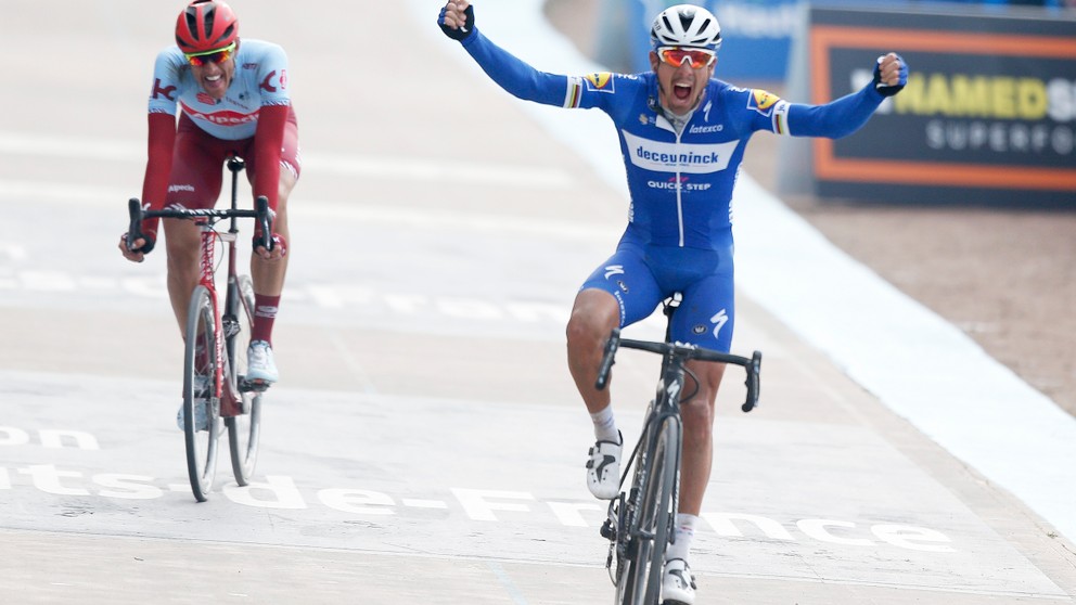 Philippe Gilbert sa teší z víťazstva na Paríž - Roubaix 2019.