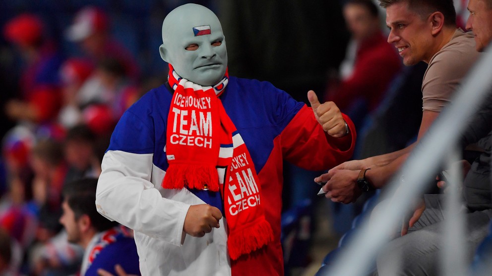 Český fanúšik s maskou filmovej postavy Fantomasa povzbudzuje v zápase Česka proti Nórsku na MS v hokeji 2019.