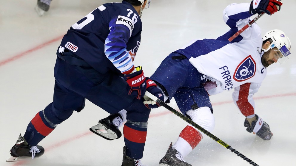 Američan Brady Skjei a Francúz Damien Fleury v súboji v zápase USA - Francúzsko na MS v hokeji 2019.