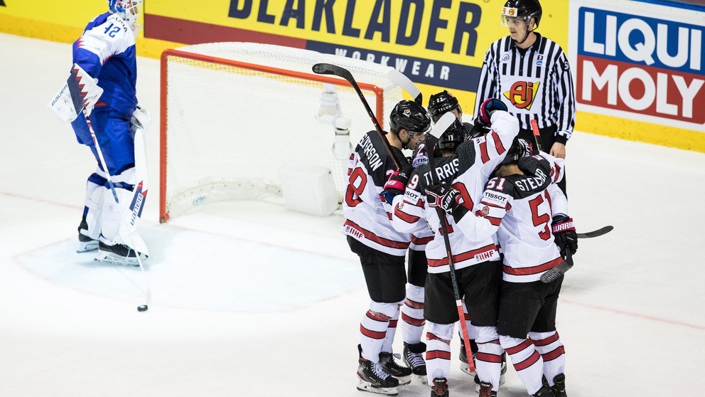 Hokejisti Kanady oslavujú gól v zápase Slovensko - Kanada na MS v hokeji 2019.