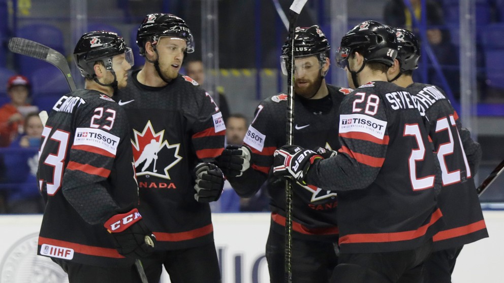 Anthony Mantha (druhý zľava) oslavuje so spoluhráčmi v zápase MS v hokeji 2019 Kanada - Francúzsko.
