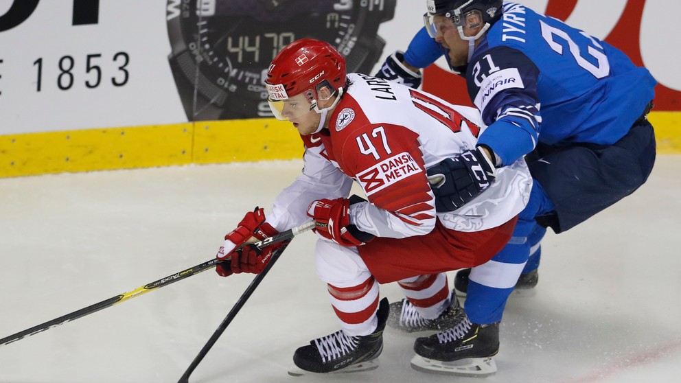 Juhani Tyrvainen a Oliver Larsen v súboji počas zápasu Fínsko - Dánsko na MS v hokeji 2019.