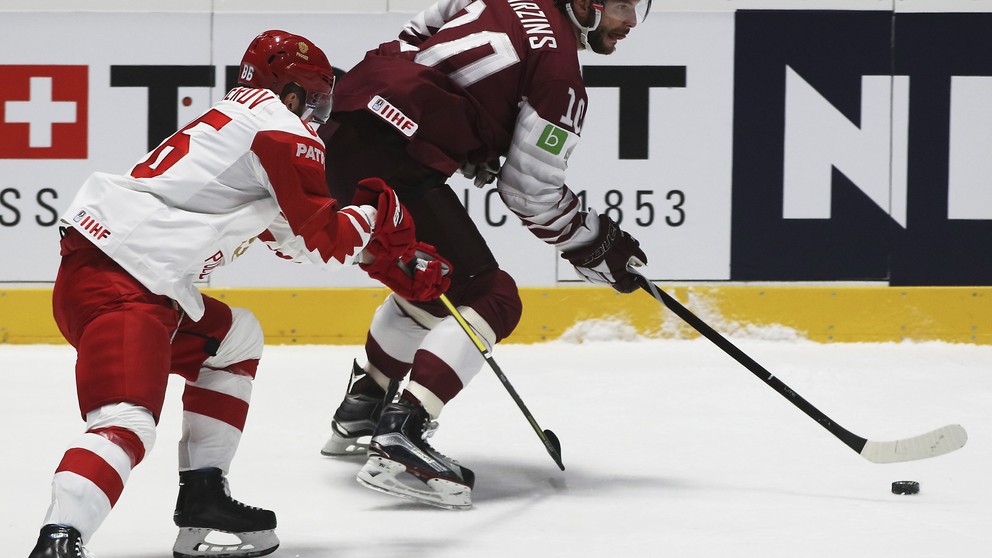 Nikita Kučerov (vľavo) bráni Laurisa Daržinsa v zápase Lotyšsko - Rusko na MS v hokeji 2019.