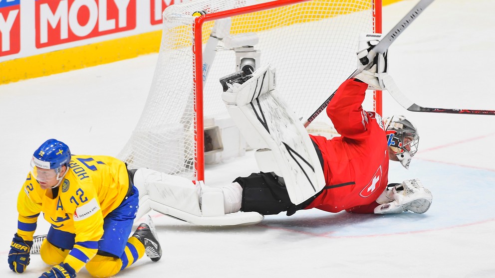 Patric Hornqvist a brankár Reto Berra v zápase Švédsko - Švajčiarsko na MS v hokeji 2019.