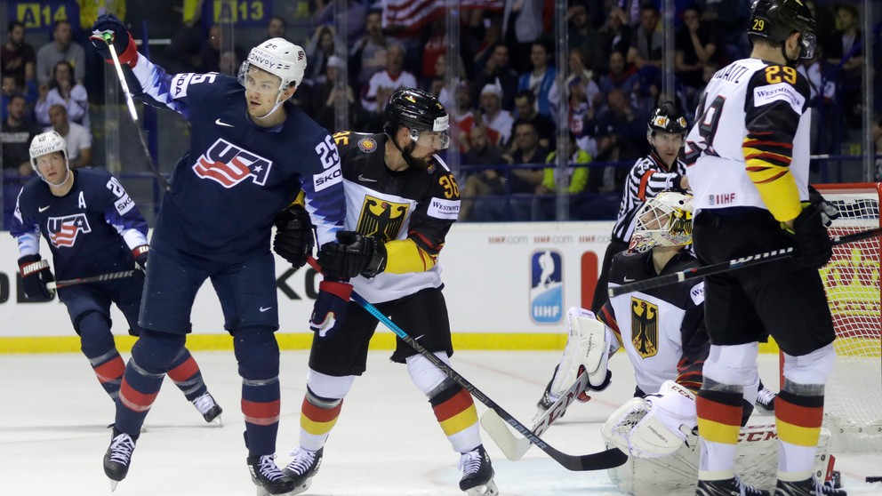 Momentka zo zápasu Nemecko - USA na MS v hokeji 2019, James van Riemsdyk sa raduje z gólu.