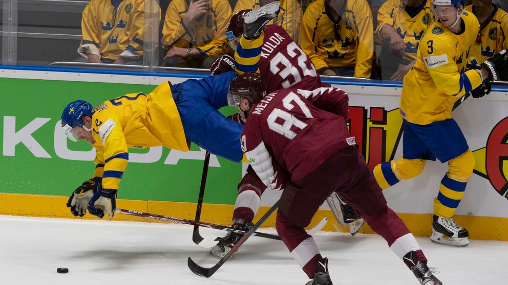 Momentka zo zápasu Švédsko - Lotyšsko na MS v hokeji 2019.