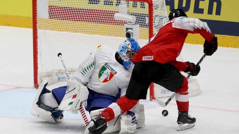 Momentka zo zápasu Rakúsko - Taliansko na MS v hokeji 2019.