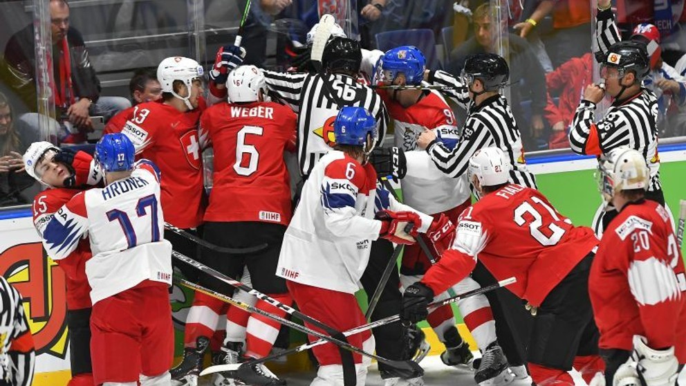 Bitka v zápase základnej B-skupiny Česko - Švajčiarsko na MS  v hokeji 2019.