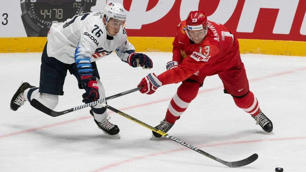 Brady Skjei (vľavo) a Sergej Andronov v zápase Rusko - USA na MS v hokeji 2019.