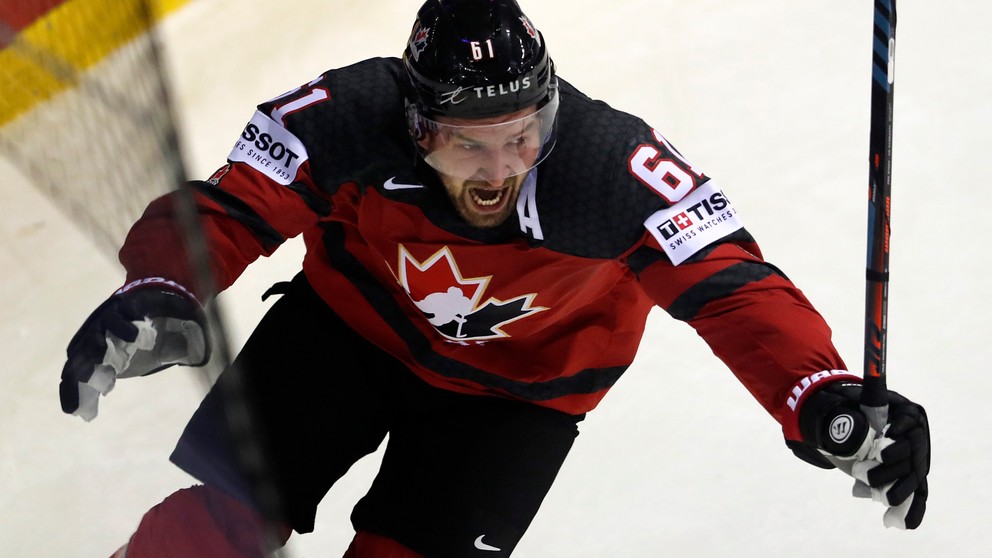 Mark Stone oslavuje víťazný gól v zápase Kanada - Švajčiarsko na MS v hokeji 2019.