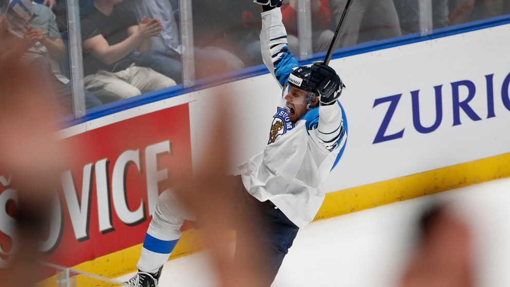 Marko Antilla oslavuje gól do siete Ruska v semifinále MS v hokeji 2019.