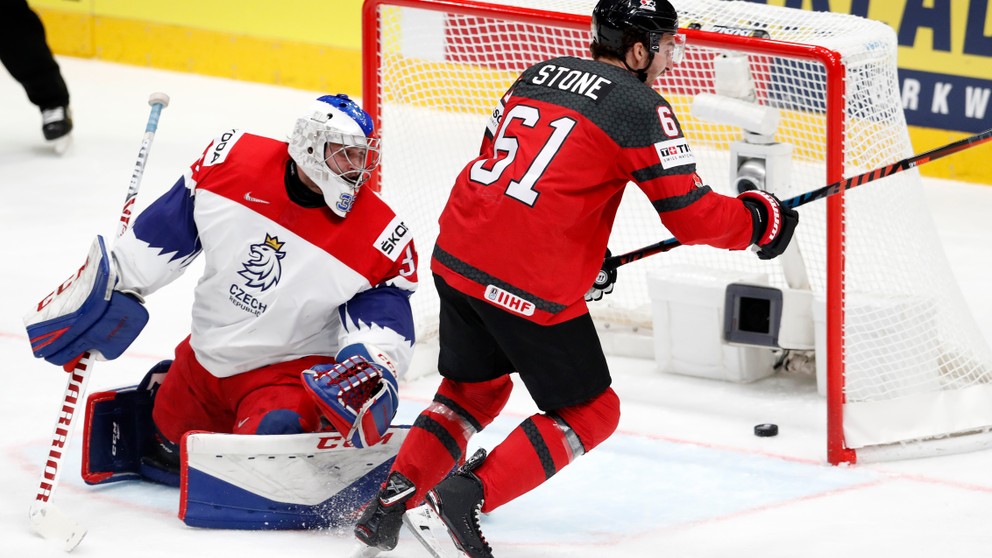 Mark Stone strieľľa úvodný gól semifinále Kanada - Česko na MS v hokeji 2019.