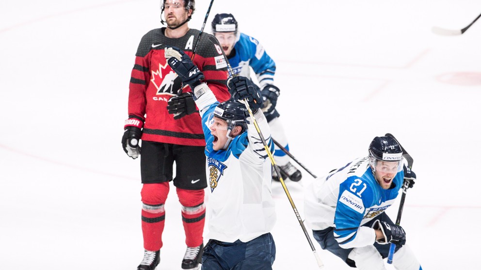 Harri Pesonen (v popredí) oslavuje tretí gól Fínska vo finálovom zápase Kanada - Fínsko na MS v hokeji 2019.