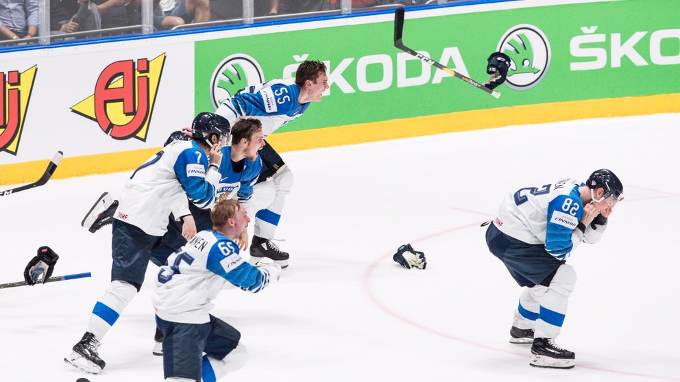 Hokejisti Fínska oslavujú majstrovský titul po víťazstve nad Kanadou na MS v hokeji 2019.
