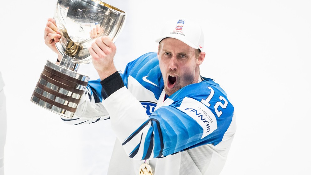 Fínsky kapitán Marko Antilla zdvíha trofej pre majstra sveta v hokeji.