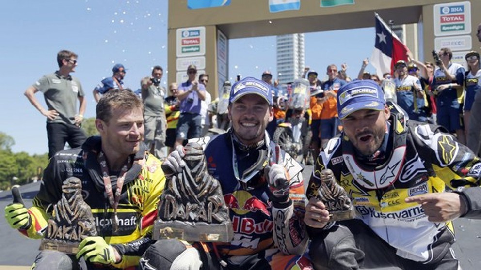 Štefan Svitko (vľavo) sa prvý raz v kariére prebojoval na Dakare medzi najlepšiu trojicu. Spolu s ním pózujú víťaz Toby Price (v strede) a celkovo tretí Pablo Quintanilla.
