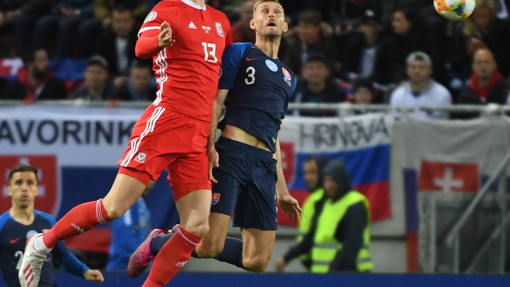 Kieffer Moore a Norbert Gyömbér v zápase 7. kola skupiny E kvalifikácie EURO 2020 Slovensko - Wales.